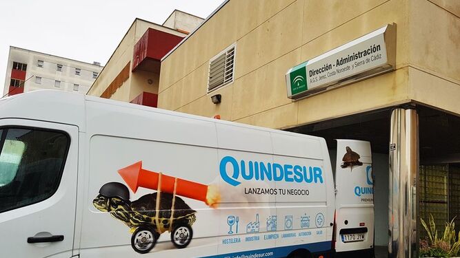 La furgoneta de Quindesur, descargando el material este martes en el área de Administración del Hospital de Jerez.