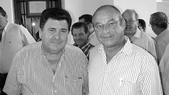 Con el desaparecido empresario Justo Ojeda en la plaza de El Puerto.