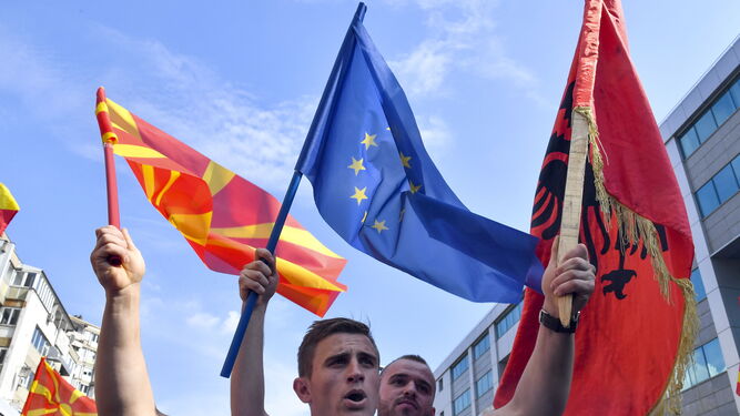 Banderas de Macedonia, la Unión Europea y Albania ondeando en las calles de Skopje.