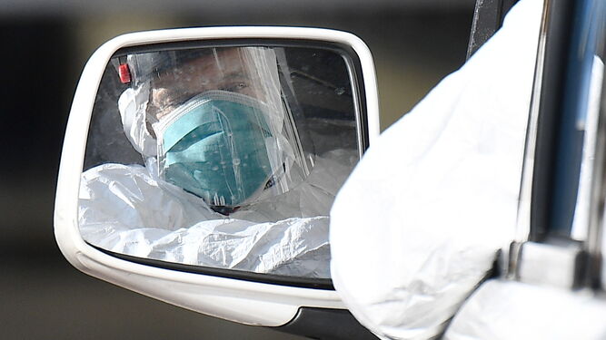 Un sanitario protegido con mascarilla en Génova.