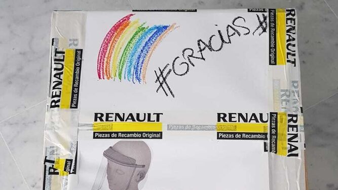 Caja con el material que los trabajadores de Renault ha fabricado para el hospital de Jerez.