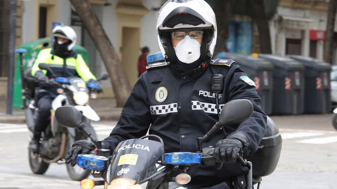 Una patrulla de policias locales en moto, este miércoles en Jerez