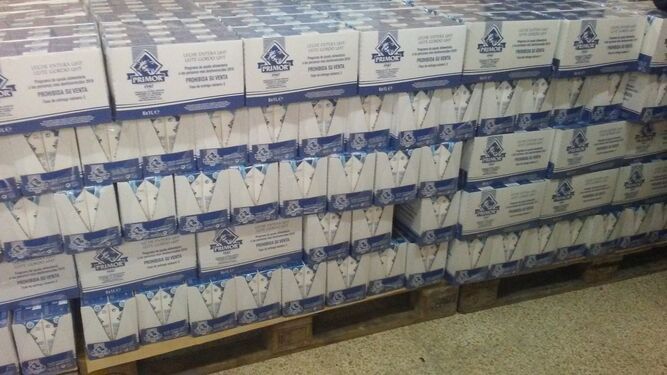 Cajas de leche en la sede de la Asociación CAMAR, a la espera de su reparto