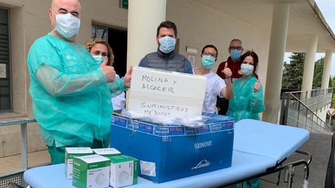 Fernando Molina entrega el material al hospital de Jerez.