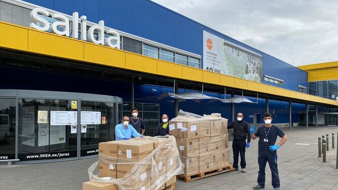 Personal de Ikea con las cajas con los productos que se han donado.