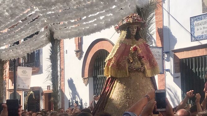 La Virgen a su llegada a Almonte en agosto de 2019, pasando por la calle Venida de la Virgen.