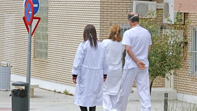 Tres profesionales caminan por el recinto del hospital de Jerez.