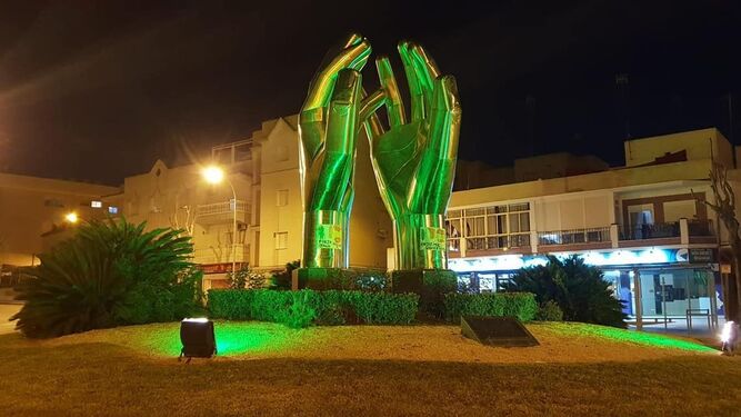 Uno de los lugares públicos de Rota iluminados de color verde.
