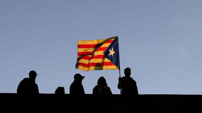 Un grupo de personas ondean una estelada en una terraza en Barcelona durante una manifestación por los presos indepedentistas.