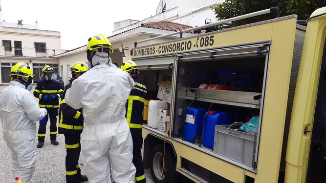 Efectivos del cuerpo de bomberos realizan labores de desinfectación en el Hogar San Juan