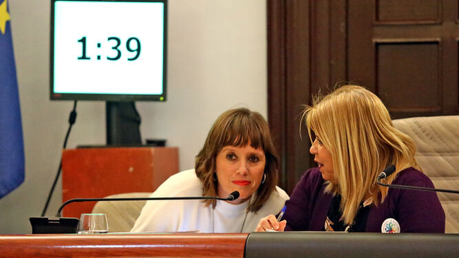 La alcaldesa, Mamen Sánchez, y la delegada de Economía, Laura Álvarez, durante el pleno de presupuestos.