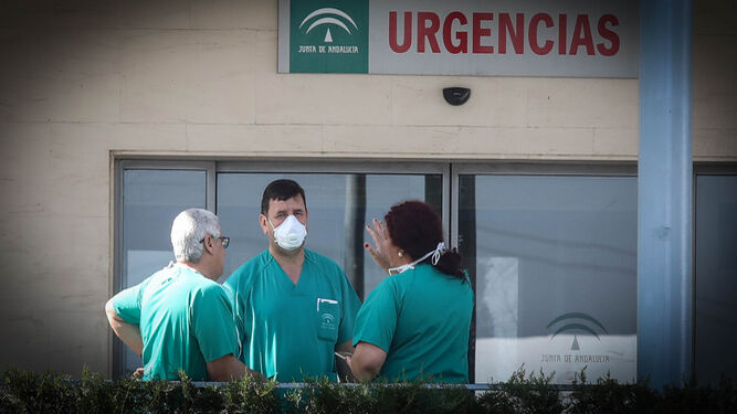 Tres sanitarios durante un receso en la entrada de Urgencias del hospital de Jerez