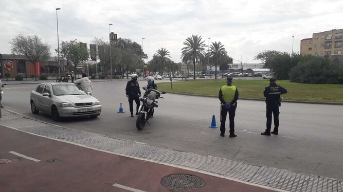 Un control policial en la rotonda de la avenida de Europa, en La Granja.