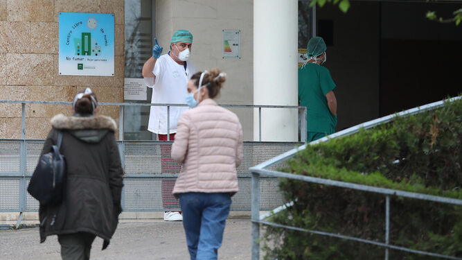 Dos mujeres se dirigen ayer al acceso a las Urgencias del hospital de Jerez.