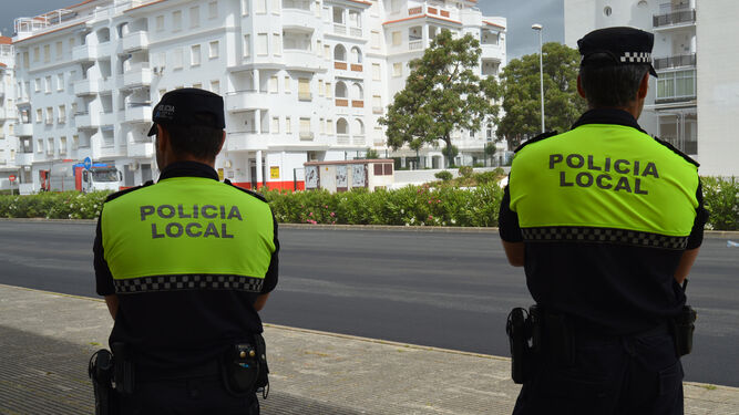 Dos policías locales de Cartaya vigilan una avenida de la localidad onubense.