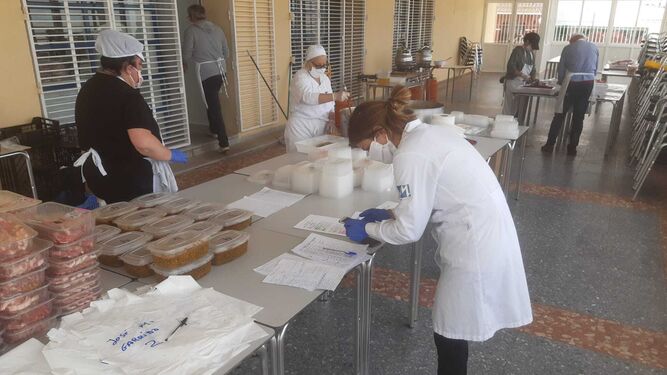 La Cocina Solidaria de Bonanza ha repartido hasta ahora más de 240 menús entre familias sin recursos de Sanlúcar.