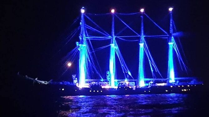 El buque escuela de la Armada española, 'Juan Sebastián de Elcano', iluminado de azul el año pasado por el Día del Autismo.
