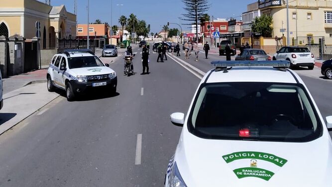 Uno de los controles policiales que se están llevando a cabo en los accesos de Sanlúcar.