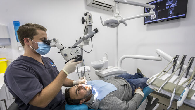 Un profesional atendiendo a un paciente en una clínica dental.