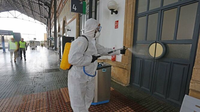 Labores de desinfección por parte de la Unidad Militar de Emergencia en la estación de trenes de Jerez.