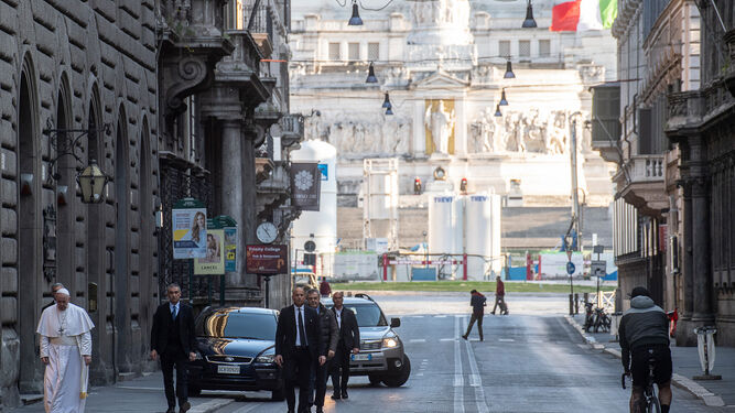 El Papa Francisco pasea por las solitarias calles de Roma el pasado 19 de marzo.