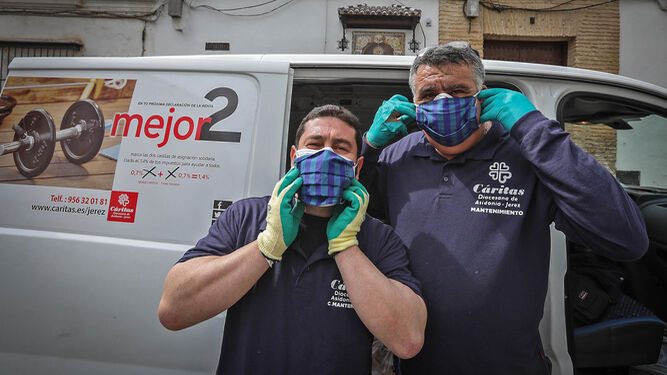 Trabajadores de Cáritas Jerez con mascarillas donadas por las monjas Clarisas para su protección.