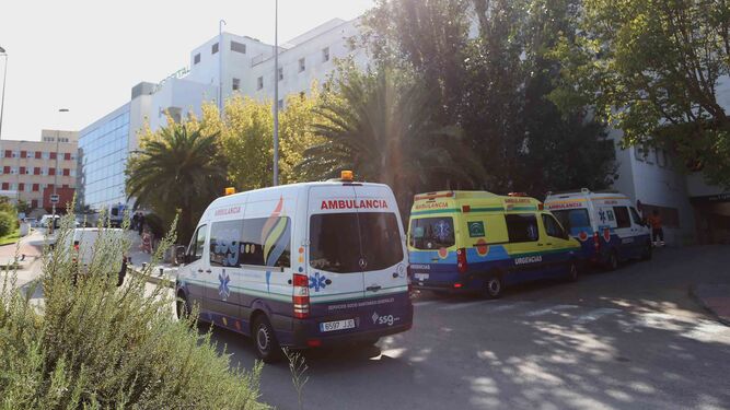 Varias ambulancias, en el hospital de Jerez.