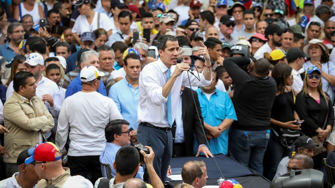 El líder opositor venezolano, Juan Guaidó, se dirige a sus seguidores tras una marcha celebrada el pasado 10 de marzo.