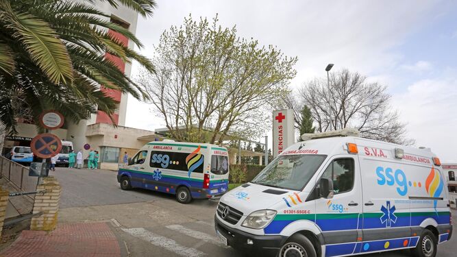 Ambulancias junto al acceso a las Urgencias del hospital de Jerez