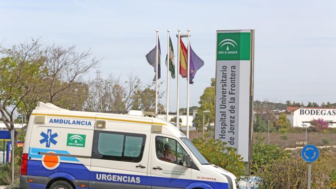 Una ambulancia circula junto a la entrada al hospital de Jerez.