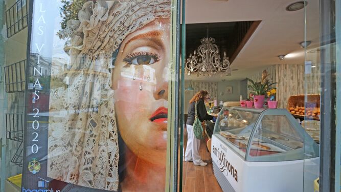 Un cartel de Semana Santa, en la puerta de pastelería La Guinda.