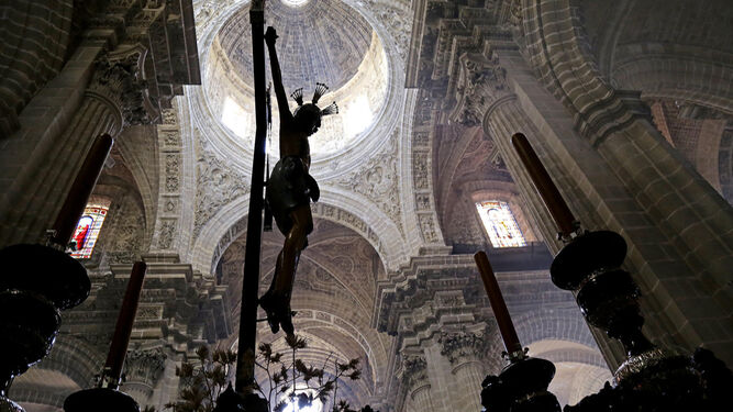 El Cristo de la Viga en un contraluz ante la bóveda central de la Catedral.