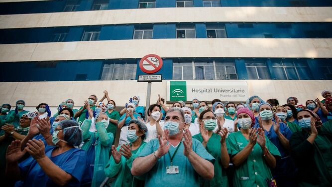 Personal sanitario aplaude en el exterior del hospital Puerta del Mar.