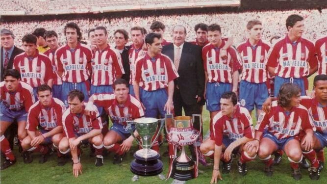 Juan Carlos Gómez, actual técnico del Xerez CD, junto a Radomir Antic posando con los trofeos de Liga y Copa que logró el Atlético en  la temporada 95/96.