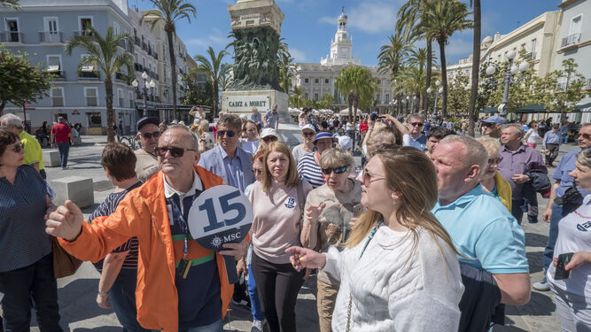 Turistas procedentes de un crucero, en la Plaza de San Juan de Dios, en mayo del año pasado.