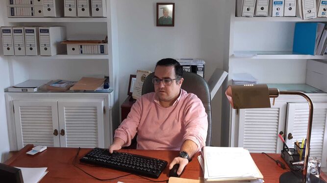 El graduado social Pedro Fernández, en su despacho.