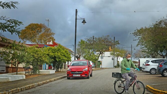 Un vecino de El Torno circula en bicicleta con mascarilla, días atrás.