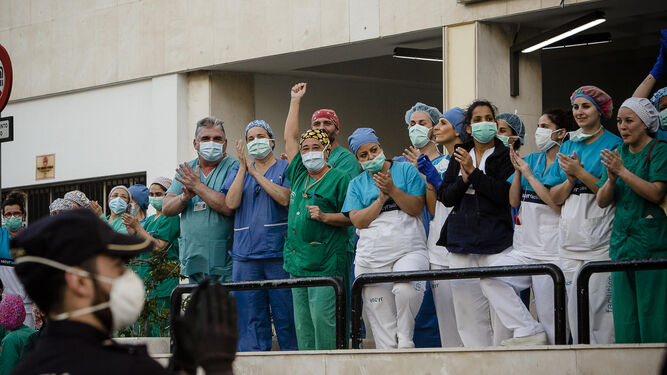 Aplausos de sanitarios en el hospital Puerta del Mar de Cádiz