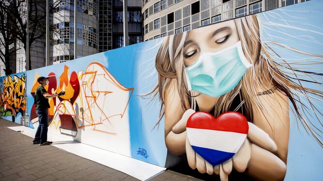 Detalle de un mural callejero del artista Casper Cruse en un muro de La Haya (Holanda).