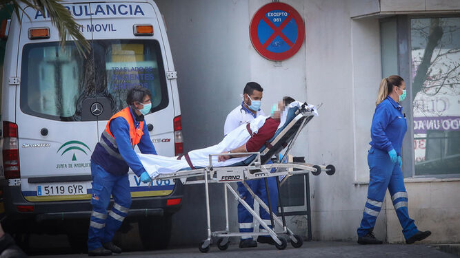 Sanitarios trasladan a un paciente al hospital de Jerez.