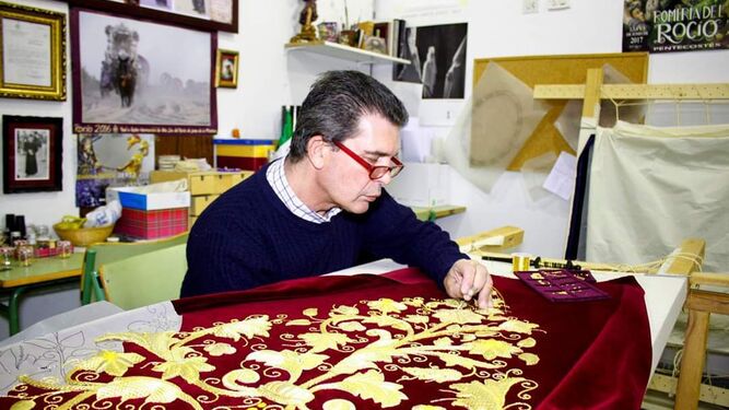 José Antonio Cachero trabajando en su taller.
