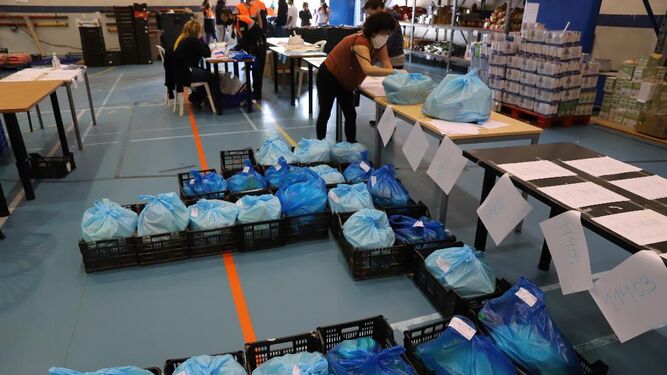 Voluntarios organizan las donaciones en el Centro operativo.