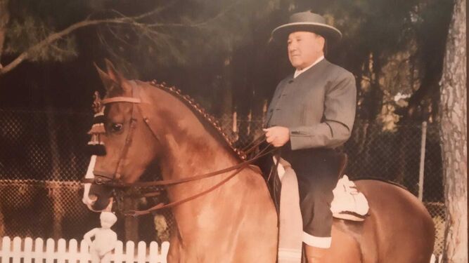 Juan Sánchez García montando a caballo, una afición que mantuvo hasta días antes de enfermar
