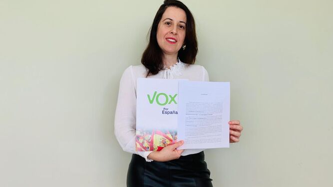 Victoria Guillén, vicepresidenta de la gestora provincial de Vox, con copia de la denuncia presentada en la Fiscalía de Cádiz.