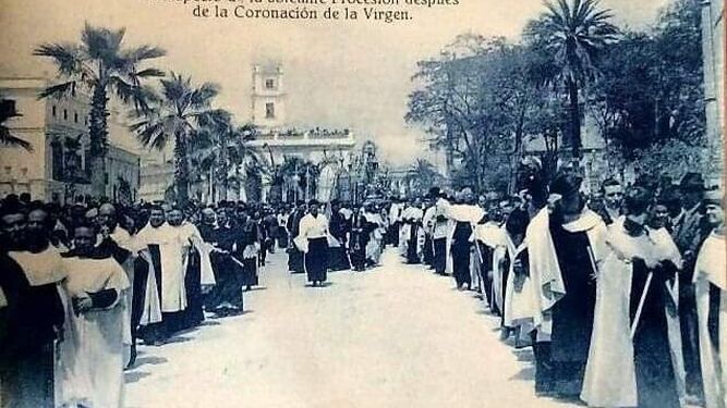 Aspecto de la solemne procesión después de la Coronación por la Alameda Cristina. Al fondo, el paso de la Virgen ante el desaparecido Palacio de Salobral.