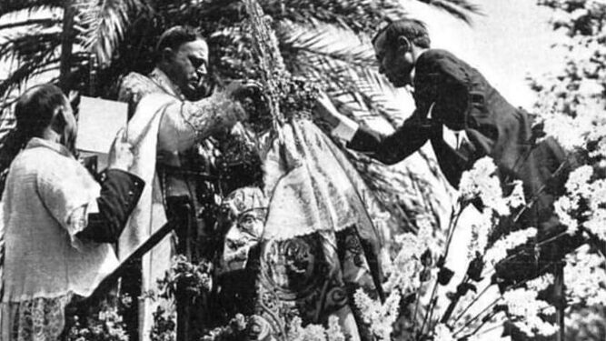El Nuncio de Su Santidad, monseñor Tedeschini, coronando a la Virgen del Carmen en presencia de los Reyes y de todo Jerez en el Parque González Hontoria.
