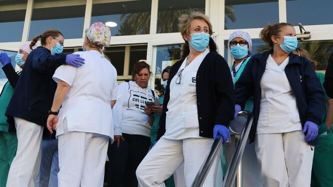 Profesionales del hospital en la concentración del pasado domingo por la muerte por coronavirus de un trabajador.