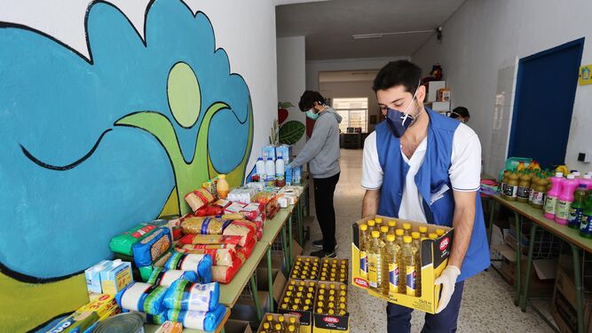 Miembros de 'Jóvenes por Jerez' organizan los alimentos y productos para la donación.