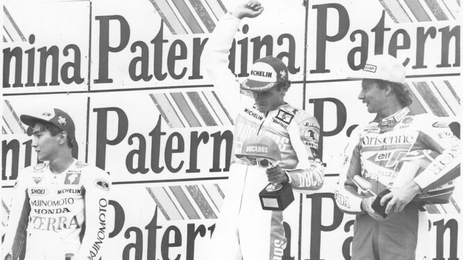 El malogrado Joan Garriga consiguió el triunfo en 250cc en 1988. En la imagen, flanqueado por el japonés Masao Shimizu y el suizo Jacques Cornu.