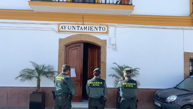 Agentes de la Guardia Civil frente al Ayuntamiento de Algar.